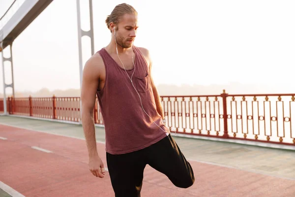 Desportista Jovem Atraente Trabalhando Uma Ponte Fazendo Exercícios Alongamento Usando — Fotografia de Stock