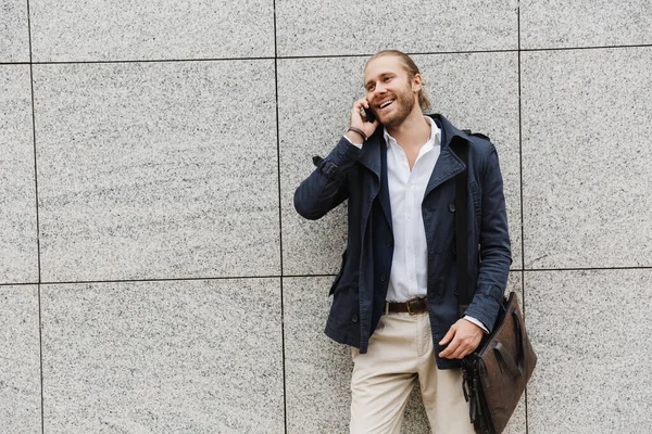 Guapo Joven Empresario Barbudo Feliz Pie Aire Libre Calle — Foto de Stock