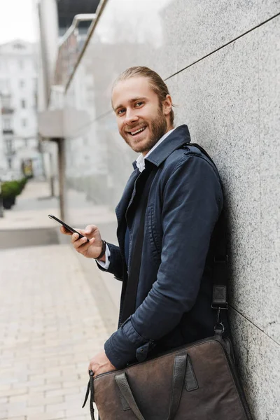 Гарний Щасливий Молодий Бородатий Бізнесмен Стоїть Вулиці Вулиці Використовуючи Мобільний — стокове фото