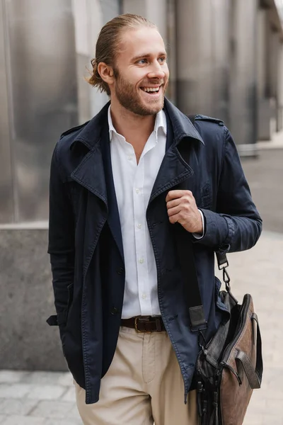 在城市街道上散步时 英俊的年轻商人面带微笑的样子 — 图库照片
