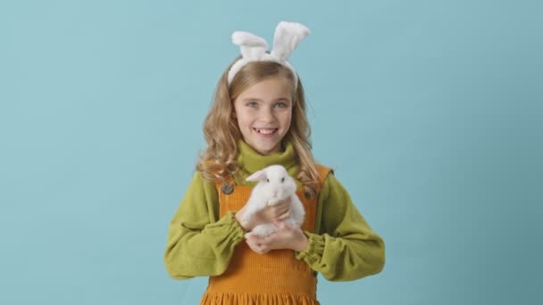 Весела Молода Дівчина Світлим Волоссям Вухами Кролика Тримає Кролика Руках — стокове відео