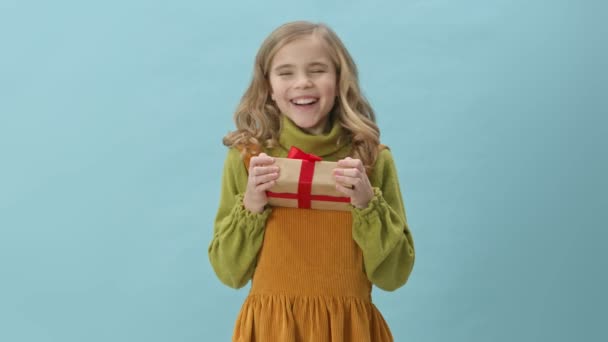 Surpreendido Menina Bonita Tornando Feliz Alegrando Receber Presente Isolado Sobre — Vídeo de Stock