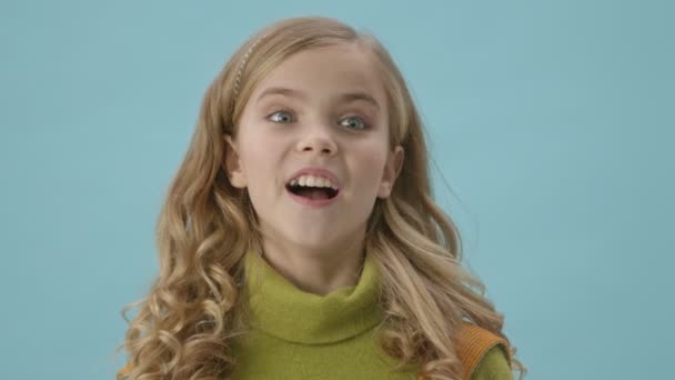 Portret Van Een Lachend Meisje Dat Plaagt Lacht Wijst Naar — Stockvideo