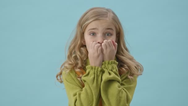 Mavi Arka Planda Yalnız Kalmaktan Korkan Şaşırmış Tatlı Bir Kızın — Stok video