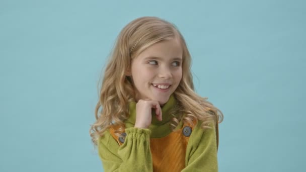 Πορτρέτο Ενός Σκεπτικού Χαριτωμένο Κορίτσι Κοιτάζοντας Γύρω Και Δείχνοντας Χειρονομία — Αρχείο Βίντεο