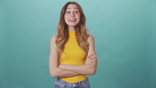 Neşeli Kız Kafasını Sallıyor Mavi Arka Planda Olumlu Bir Şekilde — Stok video