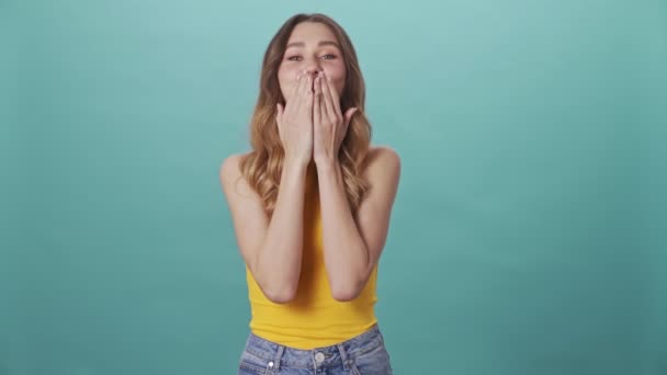 Menina Bonita Soprando Beijo Isolado Sobre Fundo Azul — Vídeo de Stock