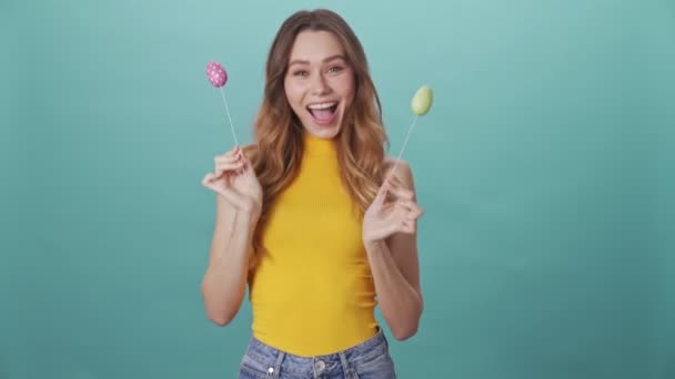 Jovencita Alegre Sacude Huevos Pascua Aislados Sobre Fondo Azul — Vídeos de Stock