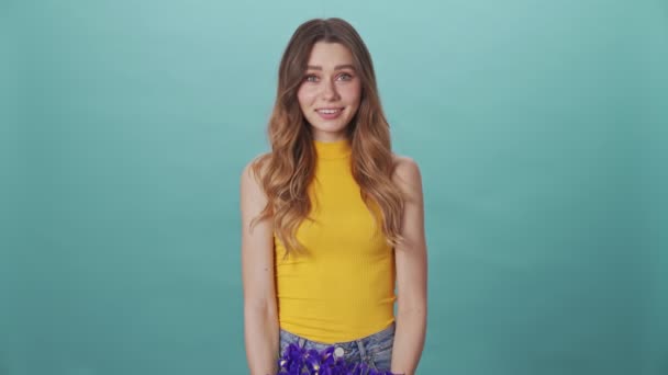 Šťastná Mladá Dívka Raduje Květin Ukazuje Jim Kameru Izolované Modrém — Stock video