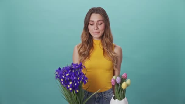 Carino Ragazza Gioisce Fiori Uova Pasqua Strizza Occhio Alla Fotocamera — Video Stock