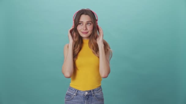 Hezká Mladá Dívka Poslouchá Hudbu Zpívá Začne Tančit Izolované Modrém — Stock video