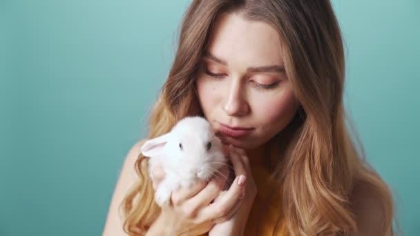 Oříznutý Pohled Roztomilé Dívky Která Tahá Králík Izolované Modrém Pozadí — Stock video