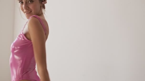 Agradable Mujer Morena Bonita Con Estilo Traje Baño Divertirse Mirando — Vídeos de Stock