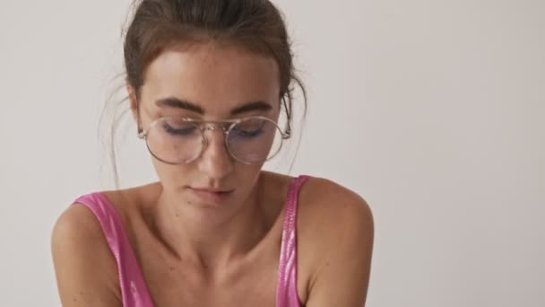 Mystère Élégant Jolie Femme Brune Maillot Bain Lunettes Posant Regardant — Video