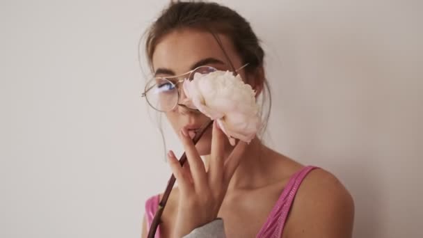Spokojny Stylowy Ładna Brunetka Kobieta Strój Kąpielowy Okulary Pozowanie Kwiatem — Wideo stockowe