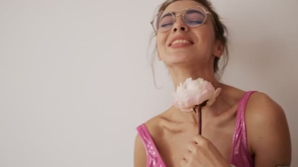 Vidám Elegáns Csinos Barna Fürdőruhában Szemüvegben Pózol Virággal Szürke Háttér — Stock videók