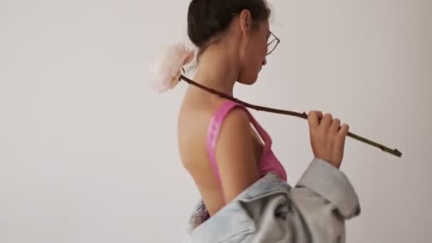 Mutlu Şık Güzel Esmer Kadın Mayo Gözlüklü Gri Arka Planda — Stok video