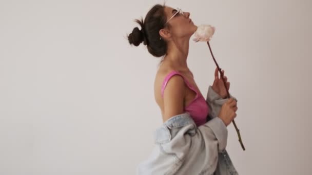 Lächelnde Hübsche Brünette Frau Badeanzug Und Brille Posiert Mit Blume — Stockvideo