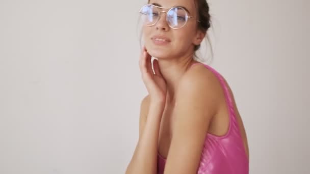 Vista Lateral Sorriso Elegante Mulher Bonita Morena Maiô Óculos Posando — Vídeo de Stock