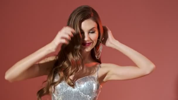 Felice Bella Donna Paillettes Luminose Vestito Danza Guardando Fotocamera Sfondo — Video Stock