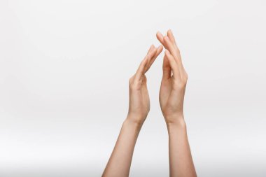 Beyaz arka planda birbirine dokunan kadın elleri görüntüsü..