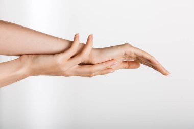 Beyaz arka planda birbirine dokunan kadın elleri görüntüsü..