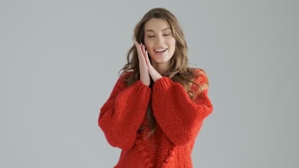 Een Glimlachende Mooie Jonge Vrouw Mooi Zoek Naar Iets Schattig — Stockvideo