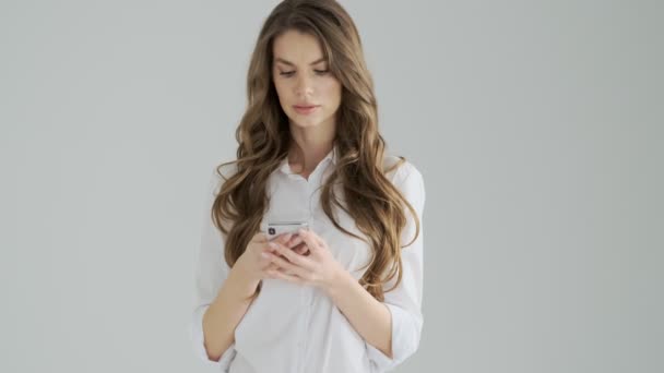 Una Giovane Donna Confusa Scioccata Sta Usando Suo Smartphone Isolato — Video Stock