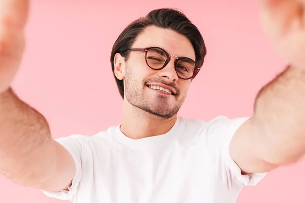 Afbeelding Van Jonge Vrolijke Man Met Een Knipperende Bril Selfie — Stockfoto