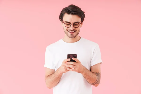 Imagen Hombre Feliz Sin Afeitar Usando Anteojos Sonriendo Escribiendo Teléfono — Foto de Stock