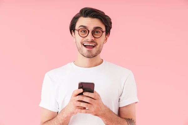 Imagen Hombre Feliz Sin Afeitar Con Anteojos Sonriendo Usando Teléfono — Foto de Stock