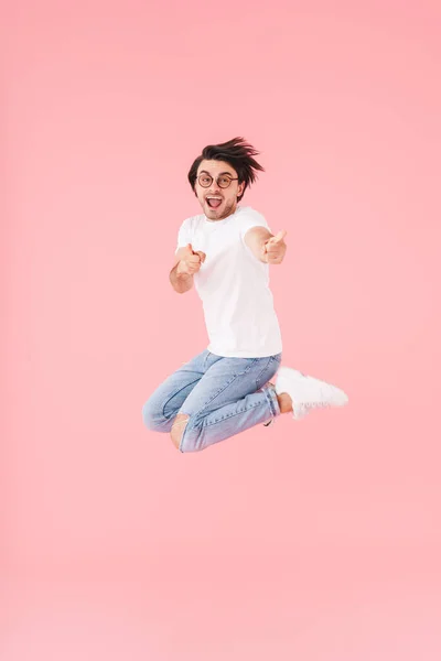 Imagen Hombre Guapo Sonriente Con Anteojos Saltando Señalando Con Los — Foto de Stock