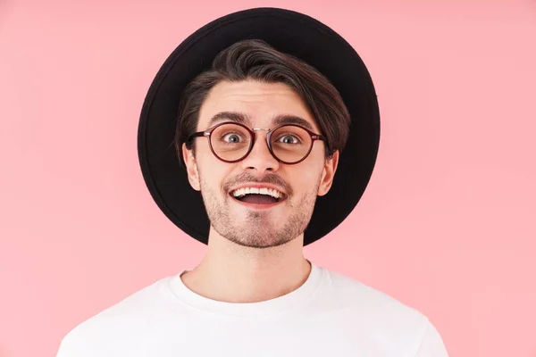 Imagem Homem Alegre Surpreso Vestindo Óculos Chapéu Preto Sorrindo Para — Fotografia de Stock