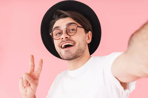 Bild Eines Lächelnden Mannes Mit Brille Und Hut Der Ein — Stockfoto