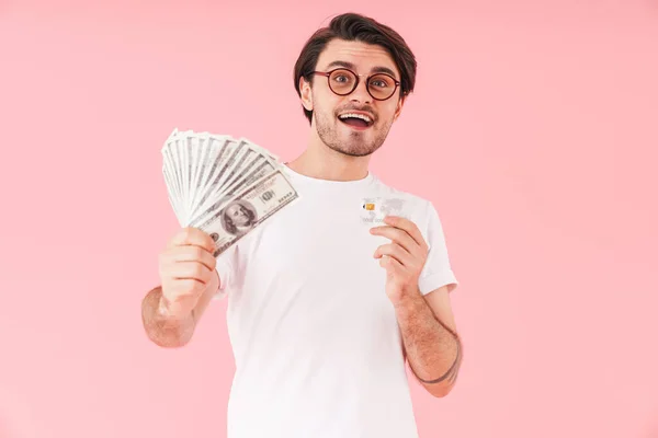 Obrázek Brunetky Potěšený Muž Nosí Brýle Penězi Hotovosti Kreditní Karty — Stock fotografie
