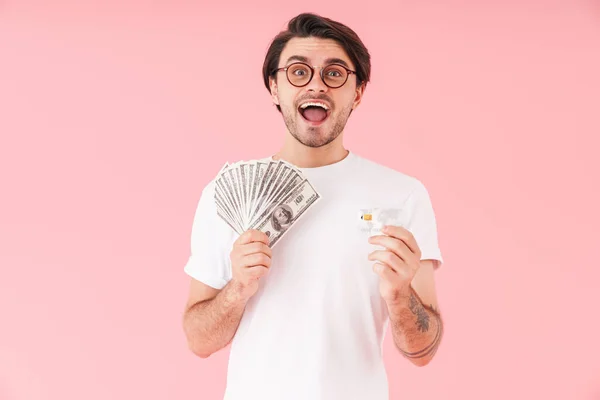 Obrázek Bruneta Vzrušený Muž Nosí Brýle Držení Peněz Hotovosti Kreditní — Stock fotografie