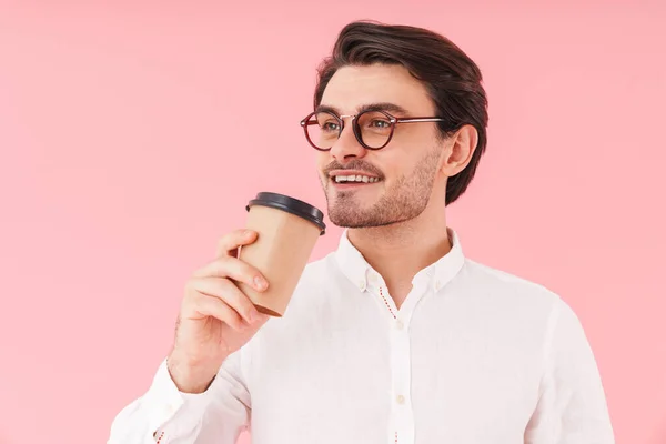 코카서스 남자가 안경을 종이컵에서 커피를 마시며 — 스톡 사진