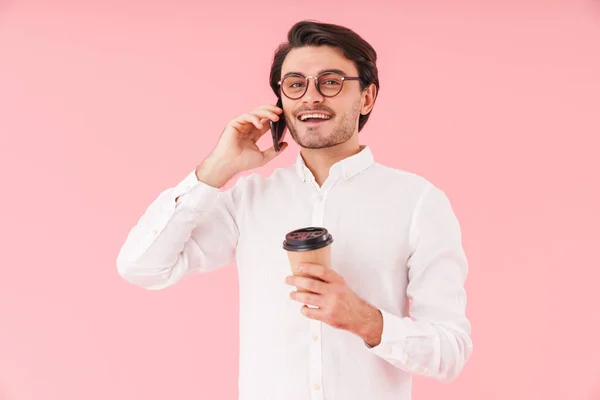 수염없고 남자가 안경을 커피를 마시며 고립된 핸드폰으로 이야기하는 — 스톡 사진