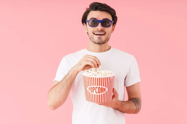 Bild Förvånad Leende Man Bär Glasögon Äta Popcorn Medan Tittar — Stockfoto