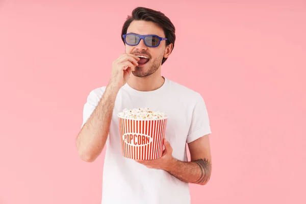 Obrázek Mladého Legrační Muž Sobě Brýle Jíst Popcorn Při Sledování — Stock fotografie