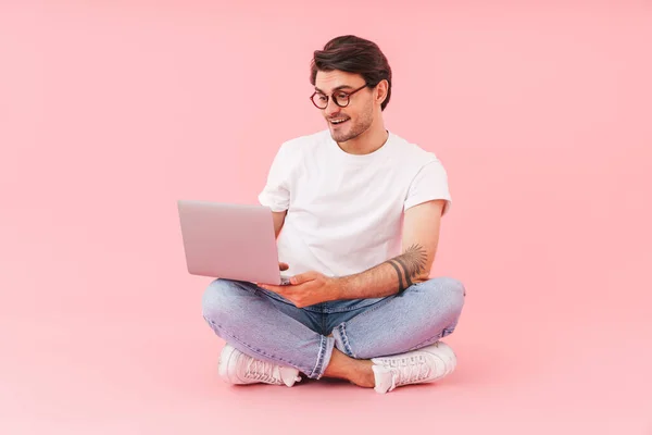 Afbeelding Van Brunette Man Bril Met Behulp Van Laptop Computer — Stockfoto