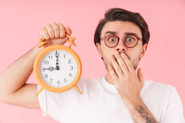 Imagen Hombre Infeliz Estresado Que Lleva Gafas Con Alarma Escritorio — Foto de Stock