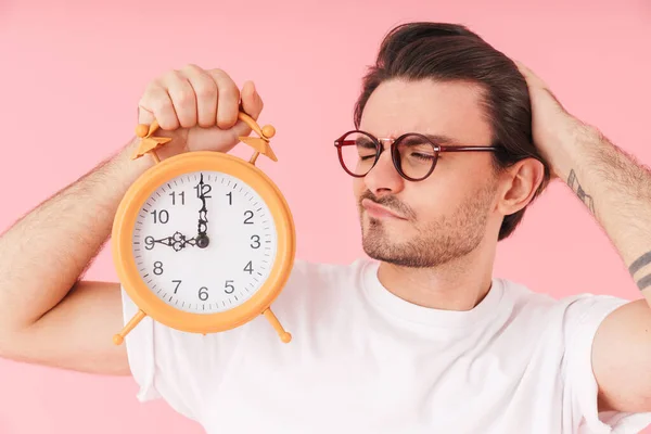 Imagen Hombre Guapo Somnoliento Con Anteojos Sujetando Mirando Alarma Escritorio — Foto de Stock