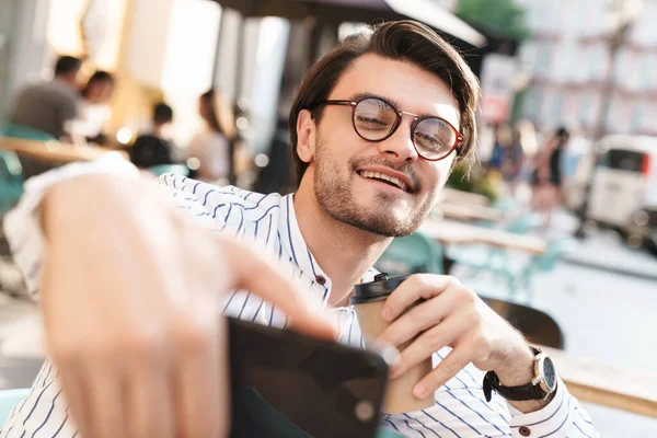 Foto Joven Feliz Usando Anteojos Bebiendo Café Tomando Foto Selfie —  Fotos de Stock