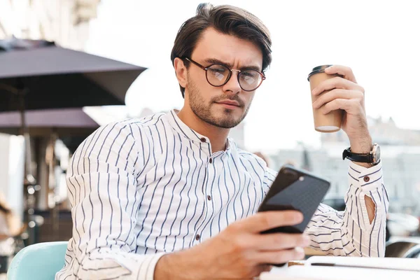 Foto Hombre Exitoso Con Gafas Que Beben Café Escriben Teléfono —  Fotos de Stock