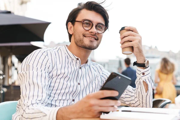 Foto Hombre Caucásico Feliz Usando Anteojos Bebiendo Café Escribiendo Teléfono — Foto de Stock