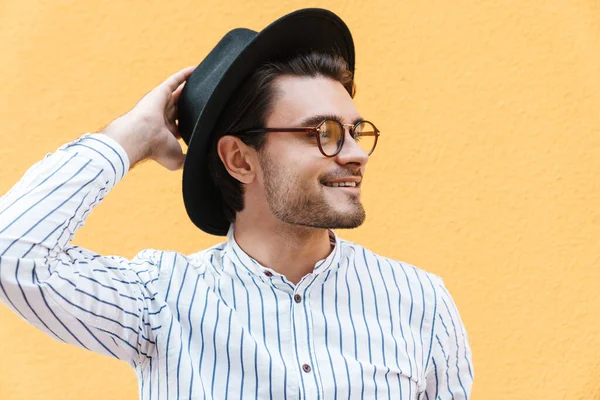 Imagen Hombre Joven Alegre Con Anteojos Sombrero Negro Sonriendo Mirando — Foto de Stock