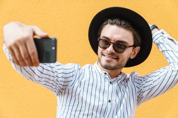 Bild Ung Lycklig Man Bär Solglasögon Och Svart Hatt Leende — Stockfoto