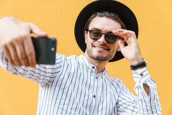 Imagen Joven Alegre Con Gafas Sol Sombrero Negro Sonriendo Tomando — Foto de Stock