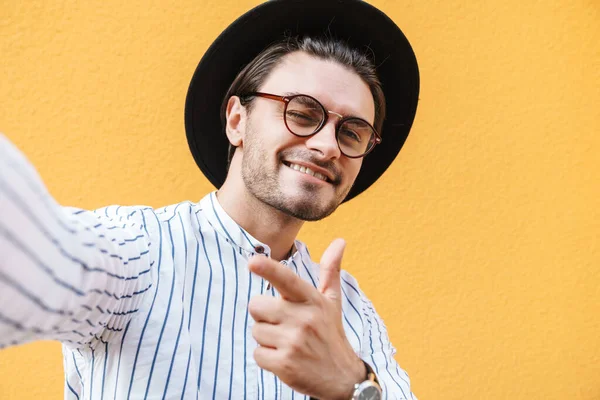 Imagen Joven Sonriente Con Anteojos Sombrero Negro Tomando Foto Selfie — Foto de Stock